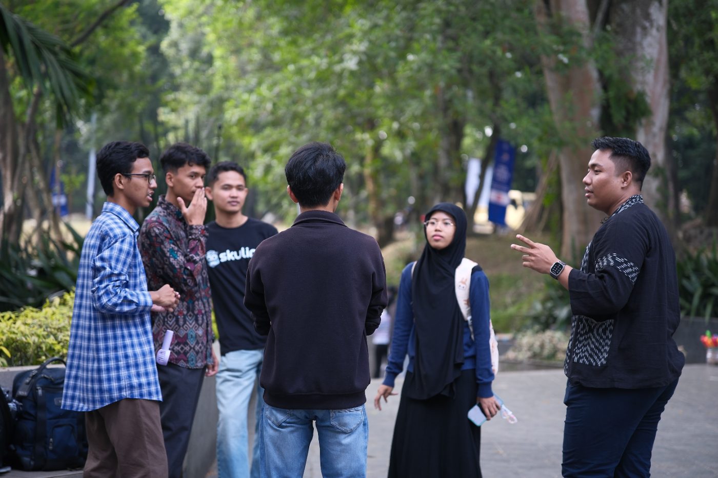 Obrolan yang hampir tidak sempat sepi.