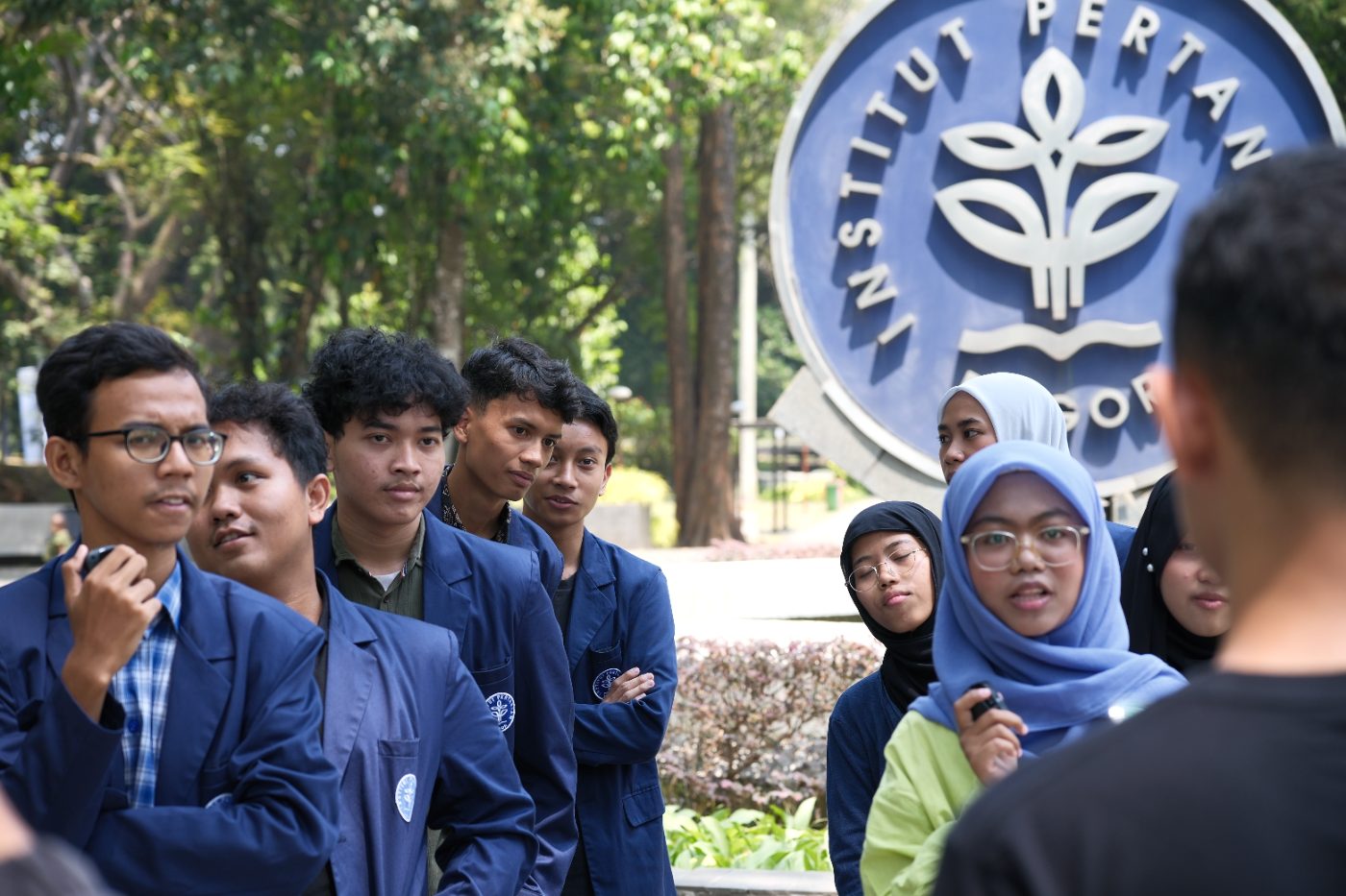 SkulChamps IPB di depan logo kampus Dramaga.