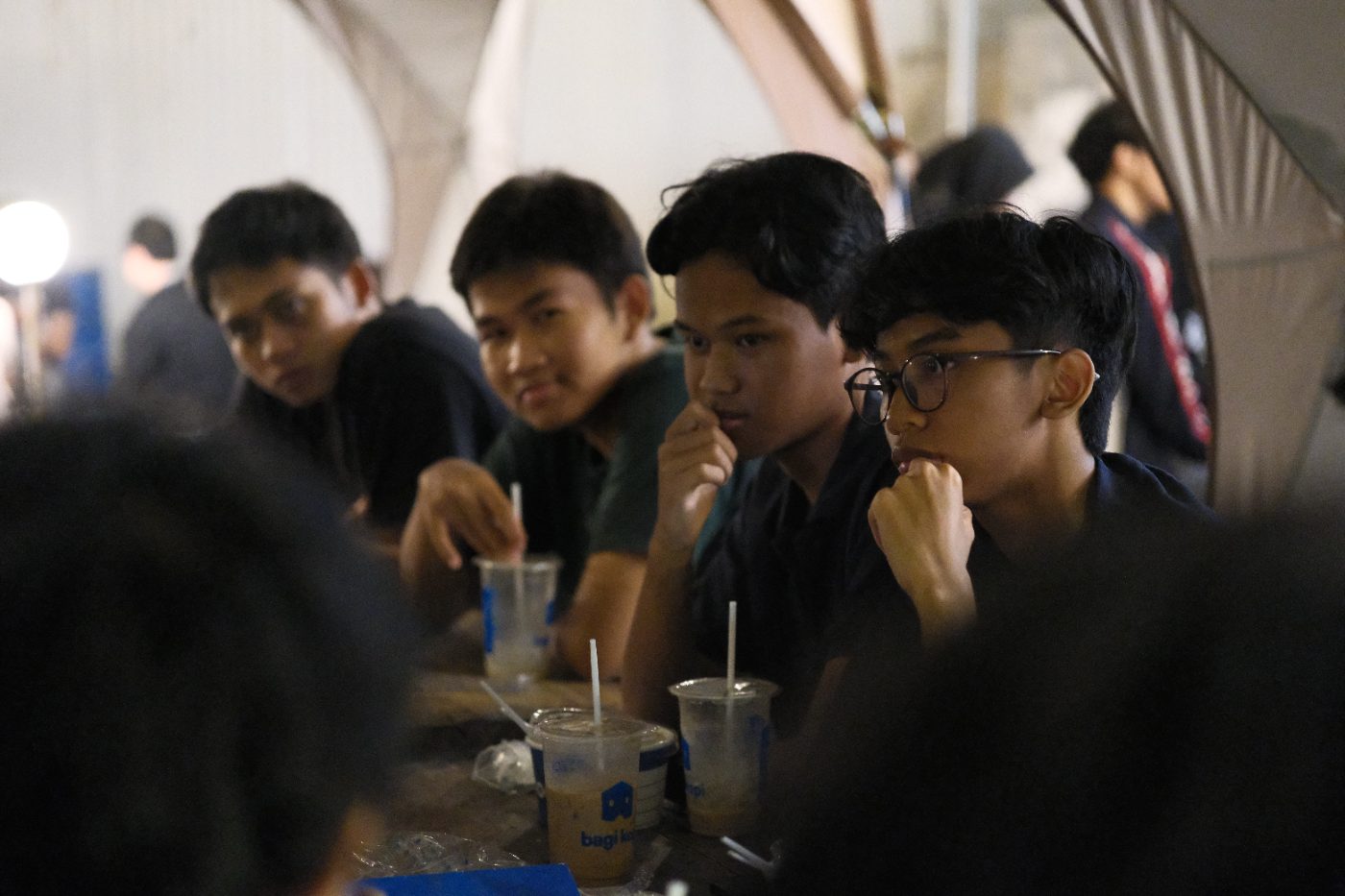 Ngobrol santai sampai malam di tepi danau ITB Jatinangor.