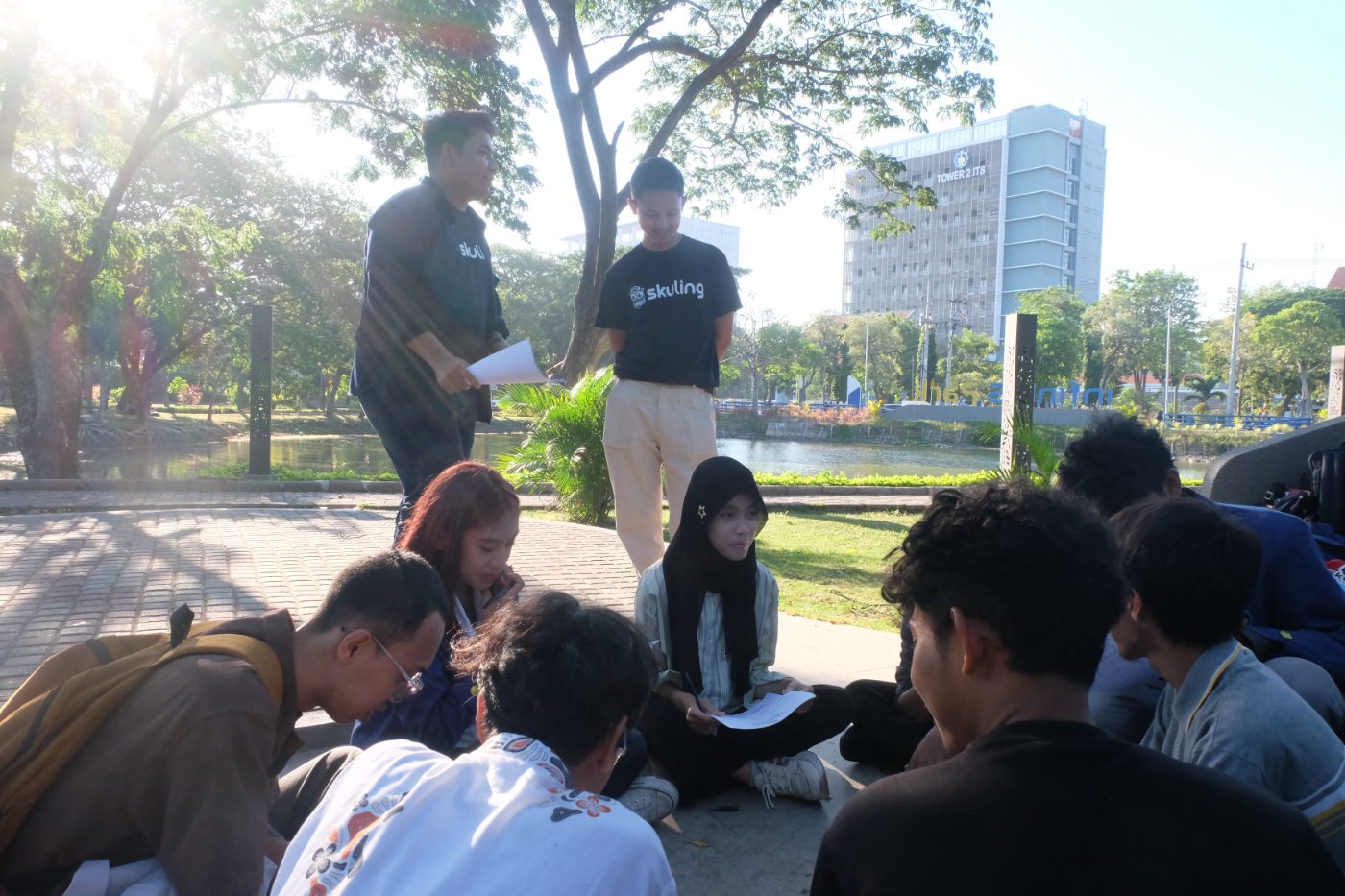 Sabtu siang di InfinITS Park, dengan Tower 2 ITS di latar belakang.