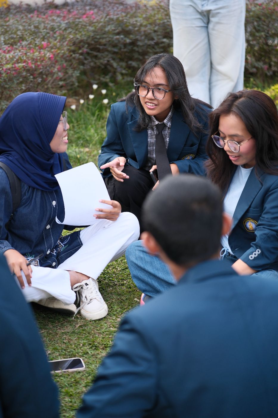 Bertukar cerita tentang jalur masuk masing-masing.