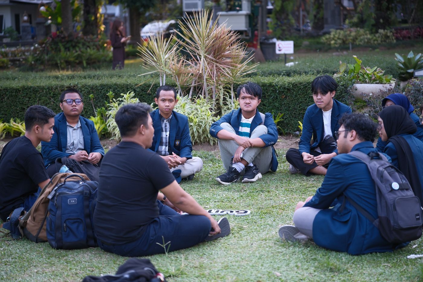 Duduk melingkar di lapangan rektorat UB, di tengah ramainya hari wisuda.