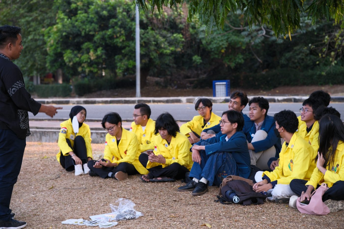 Duduk bareng di rumput kampus Depok, mendengar cerita satu sama lain.