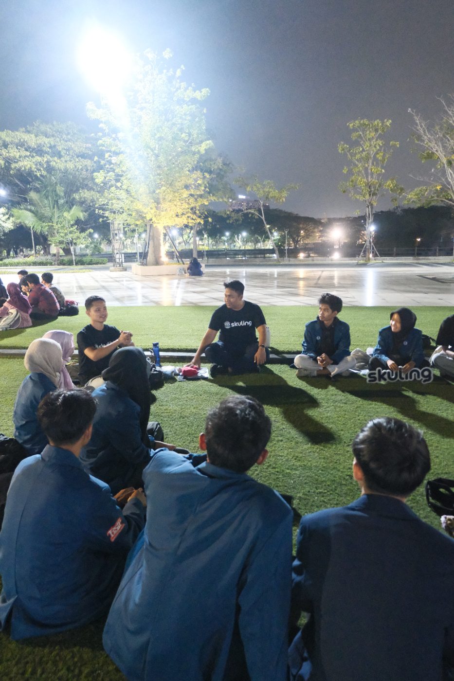 Duduk melingkar di Kampus C Unair, Mulyorejo.