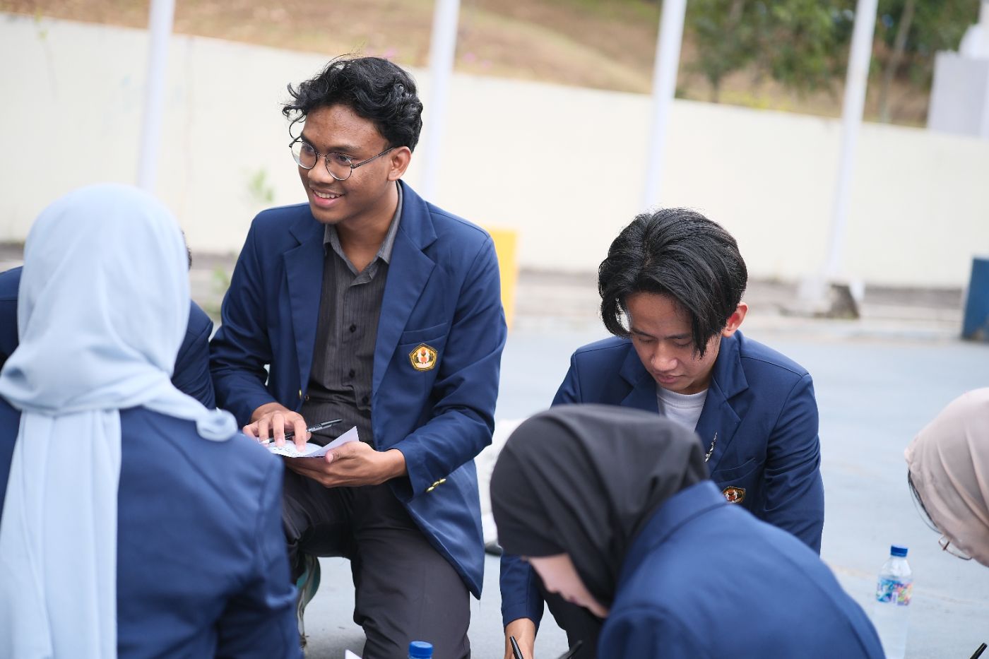 Mengisi lembar kegiatan bersama di sela obrolan.