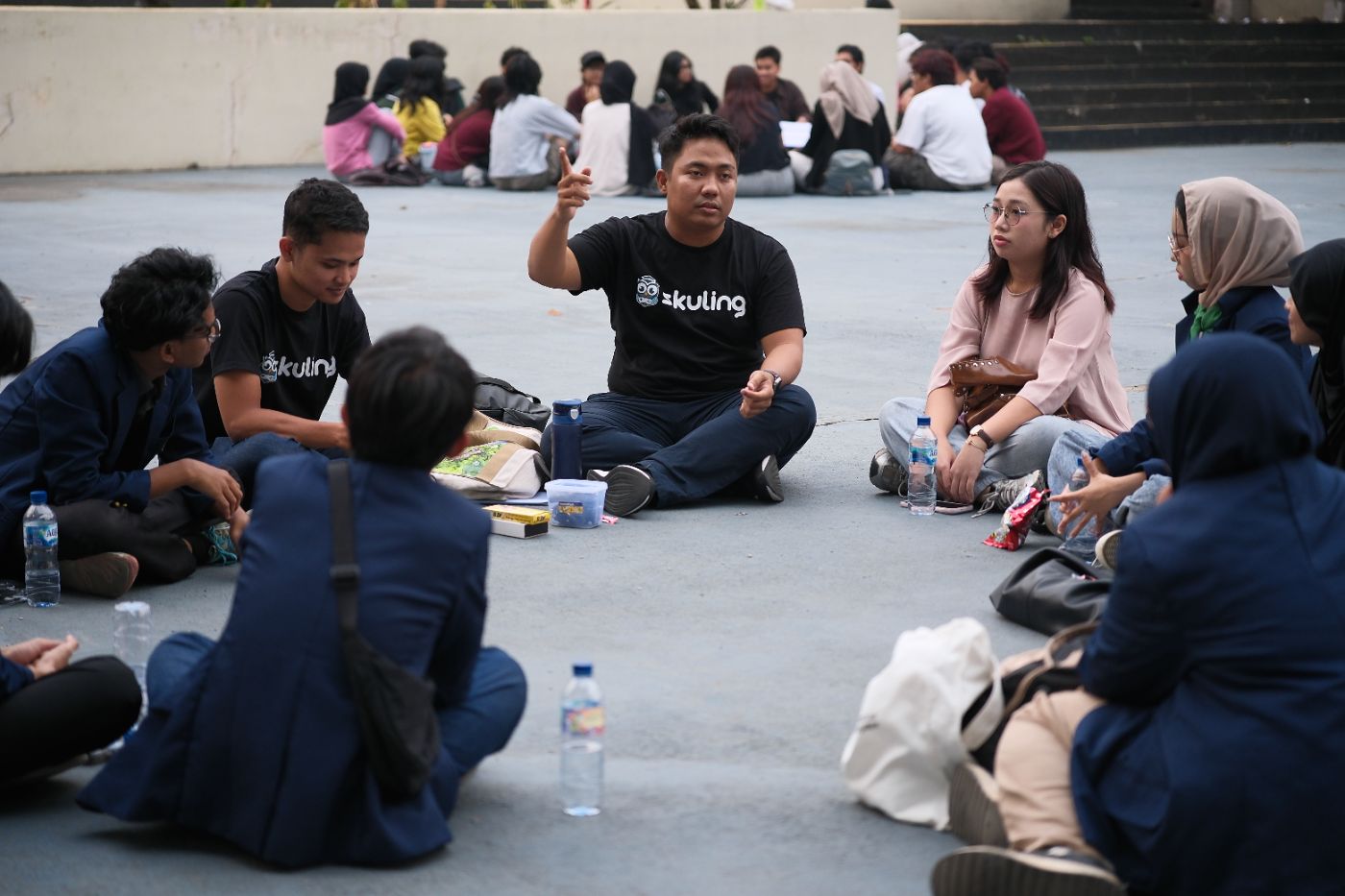 Yudha berbagi cerita dalam lingkaran obrolan bersama SkulChamps Unpad.
