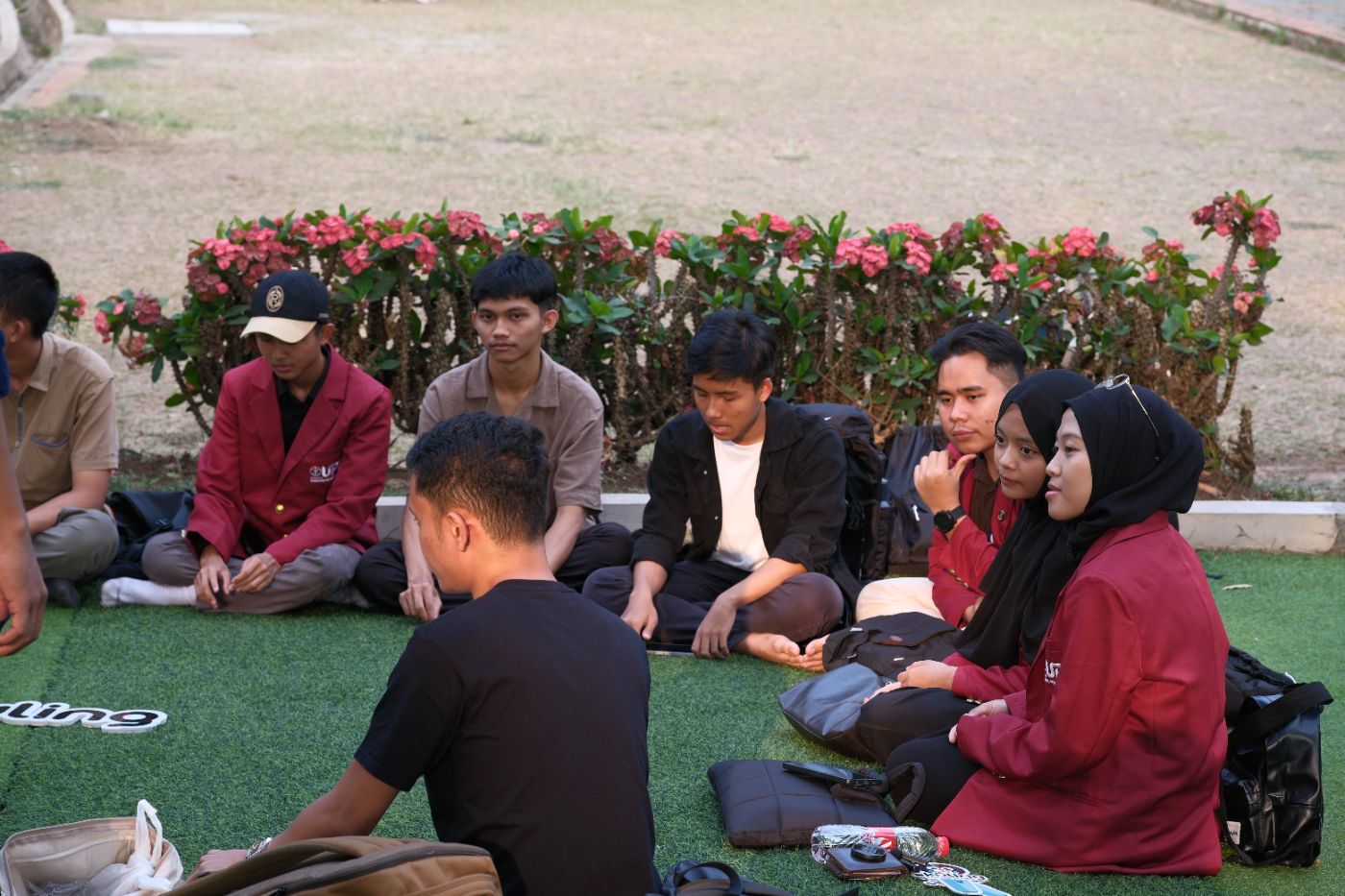 Duduk bersama di taman dekat rektorat UPI.