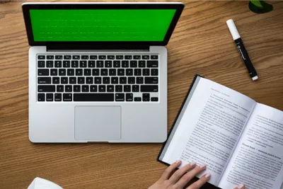 buku dan laptop