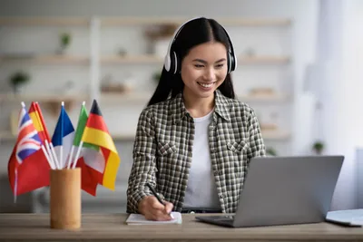 anak perempuan belajar di depan laptop