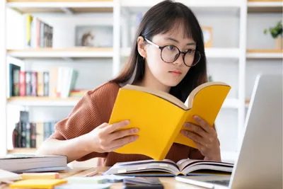 membaca buku
