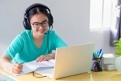 murid belajar di depan laptop