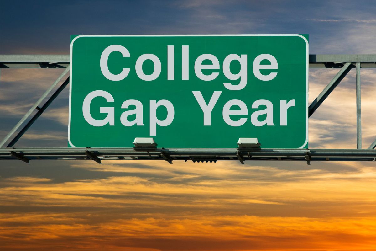 Papan bertuliskan "COLLEGE GAP YEAR" yang artinya gap year kuliah.