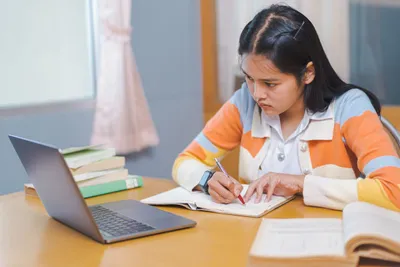 murid perempuan belajar serius
