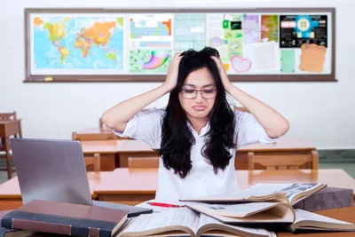 murid perempuan burnout belajar