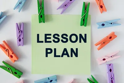 kertas bertuliskan lesson plan yang dikelilingi jepitan warna warni