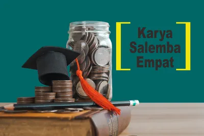 toga dan toples isi uang koin di belakangnya ada papan tulis dengan tulisan 'karya salemba empat'