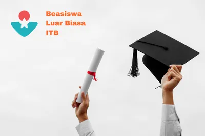 tangan memegang sertifikat kelulusan dan toga serta tulisan beasiswa luar biasa ITB