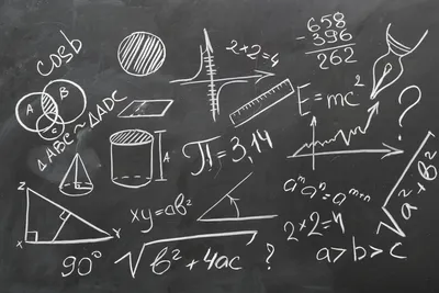 papan tulis dengan tulisan rumus matematika