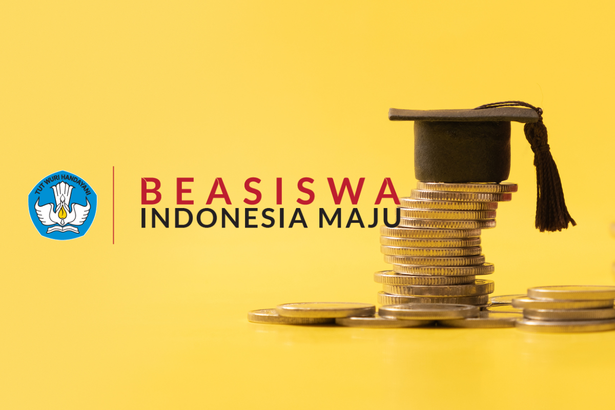 toga di atas tumpukan uang koin dan tulisan beasiswa indonesia maju
