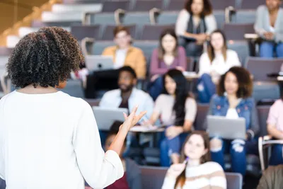 kumpulan mahasiswa sedang kuliah di kelas