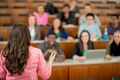 mahasiswa sedang menjaelani kelas perkuliahan