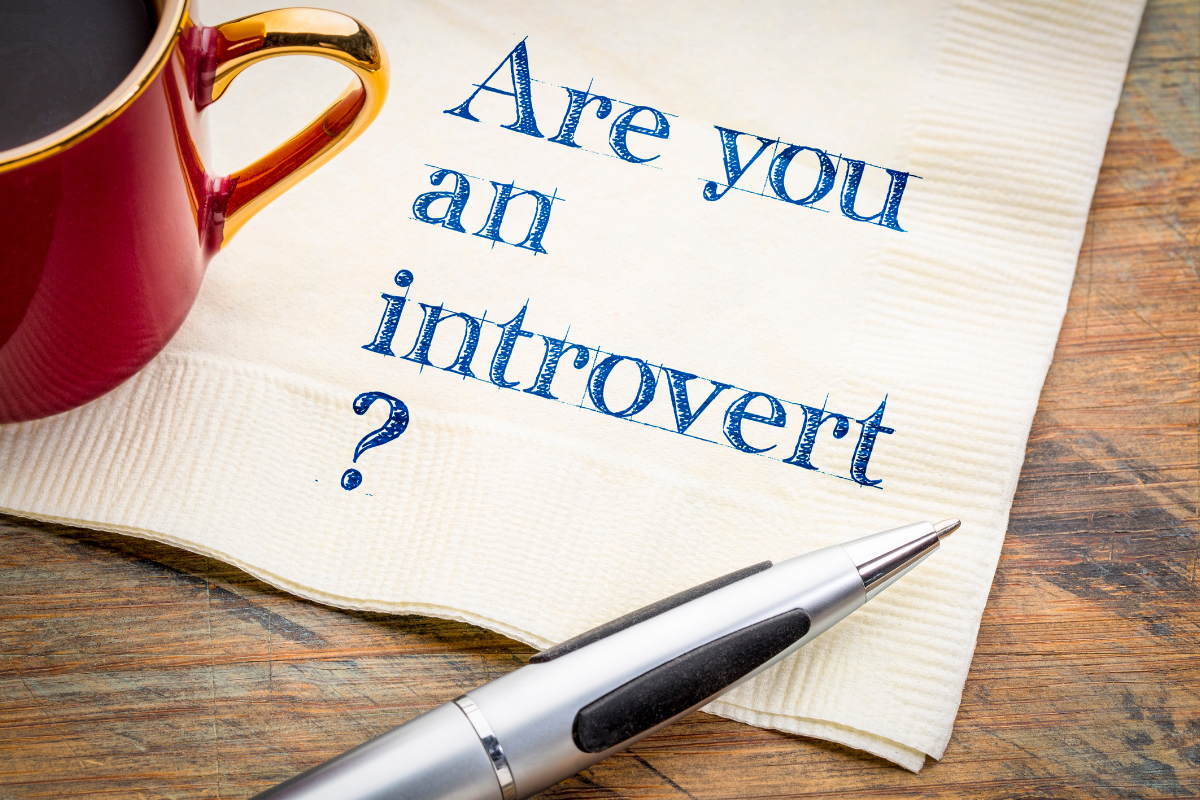 Secarik kertas dengan tulisan are you an introvert