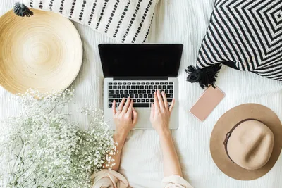 sedang menggunakan laptop