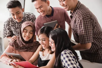 Kumpulan mahasiswa sedang belajar berkelompok