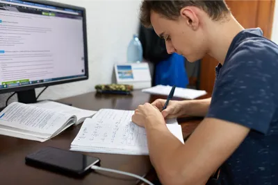seorang pria sedang mengerjakan latihan soal