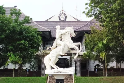 patung kuda undip