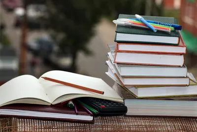 tumpukan buku pelajaran sekolah
