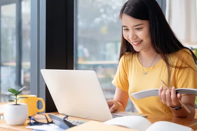 seorang perempuan sedang belajar