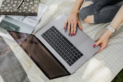 mengerjakan tugas di laptop